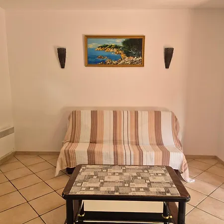 Joli Climatise Avec Terrasse A Moin 10 Minutes A Pieds De La Apartmán