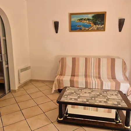 Joli Climatise Avec Terrasse A Moin 10 Minutes A Pieds De La Apartmán Calvi (Corsica)